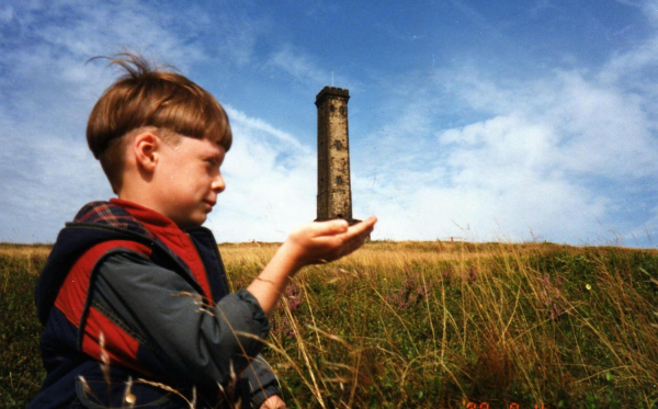 Tower of Strength - view of Peel Tower with artistic hand looking like it is holding it up
08- History-01-Monuments-002-Peel Tower

Keywords: 1999