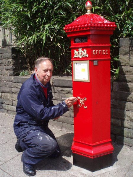 Graham Twidale painting the post boxes 
09-People and Family-02-People-000-General

Keywords: 2007