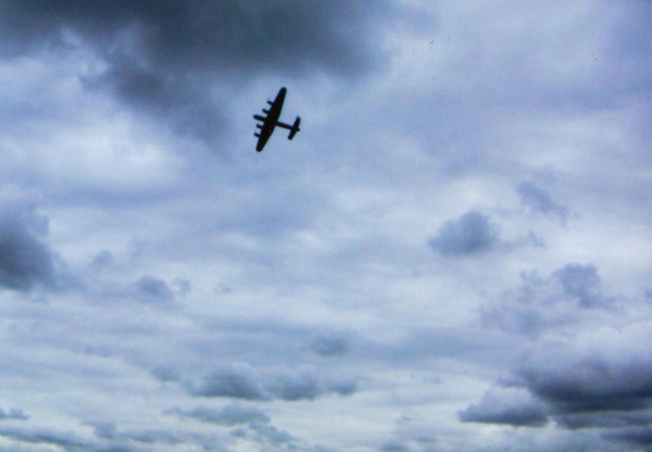 E.L.R. World War 2 weekend- Lancaster bomber flies over Ramsbottom 
14-Leisure-04-Events-003-1940s weekends
Keywords: 2007