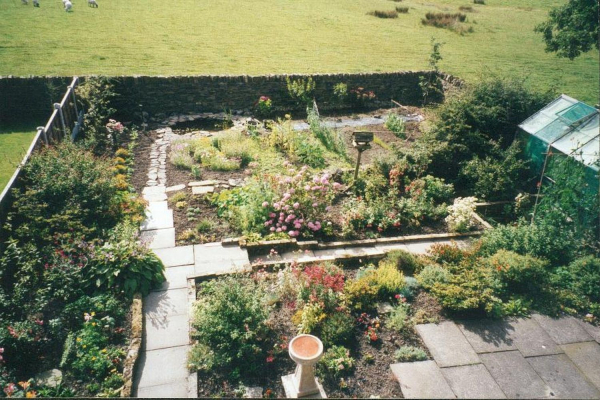 Garden extension with new dry stone wall - location unknown
to be catalogued
Keywords: 2000