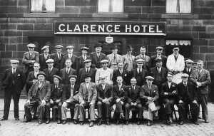 c 1930. Regulars of Clarence Hotel ready for a day trip. 
14-Leisure-05-Pubs-004-Clarence
Keywords: 0