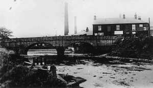 Peel Bridge (before the bridge was widened ) taken from south with shops on Peel Brow. Kenyon Street to right. Soap works chimney
17-Buildings and the Urban Environment-05-Street Scenes-016-Kenyon Street
Keywords: 1985