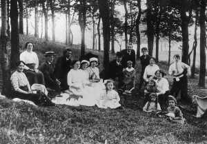 Friday 14/8/1914 Picnic in woods behind Carlton Place, Ramsbottom 
people
Keywords: 1945
