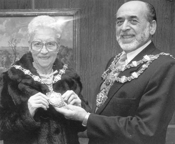 Mrs M Oates only woman chnm RUDC 1968 ?9 wearing regalia Invited 31/11/1991 by Bury Mayor Monty Adler to see her name on chain of office for first time. 
to be catalogued
Keywords: 1985