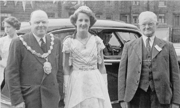 Festival of Britain 1951. [Festival Queen Beryl Longworth with Mayor of RUDC Tom Haworth] 
14-Leisure-04-Events-000-General
Keywords: 0