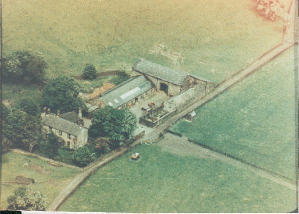 Aerial photo of Sheephey Farm, birthplace of John Kay. It is between Stubbins & Shuttleworth. Built 1660.
17-Buildings and the Urban Environment-05-Street Scenes-027-Stubbins Lane and Stubbins area
Keywords: 1985