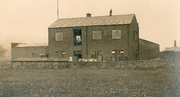 1930/1940 Chatterton Mill, Stubbins. 1st Building #1 shed Large 18x18 photo. Filed at 1362
17-Buildings and the Urban Environment-05-Street Scenes-032 Chatterton Area
Keywords: 1985