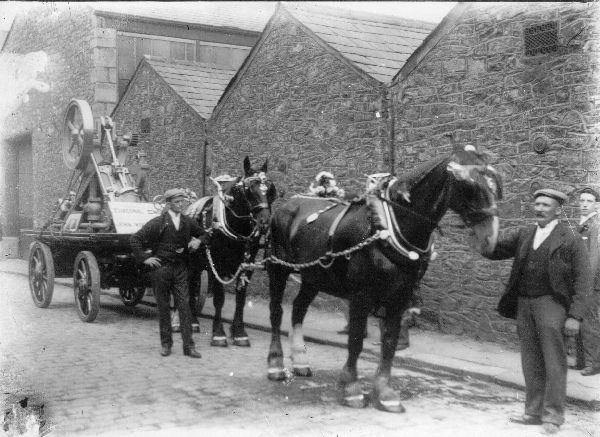 1930s? Men with two horses & cart carrying Diagonal Eng. ..made at John Woods, Garden St. Rams. Suggested engine was being delivered to Holdens 
02-Industry-04-Engineering Works-004-John Wood
Keywords: 1985
