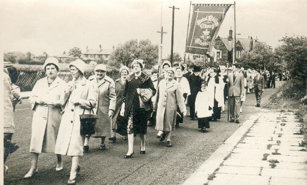 Procession(Whit?)Stubbins Congregational, St.Philips 1950's? On site of present Motorway roundabout Stubbins.
17-Buildings and the Urban Environment-05-Street Scenes-027-Stubbins Lane and Stubbins area
Keywords: 1959