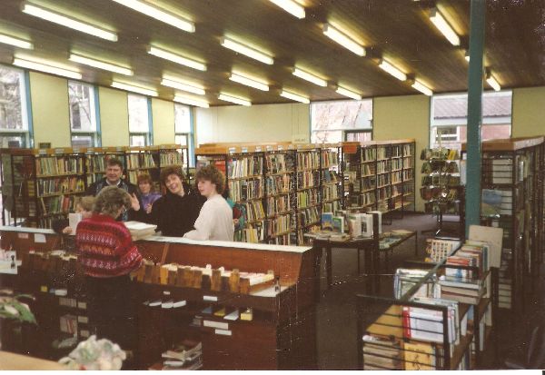 Ramsbottom Library Carr St. 6 interior views late 1980's
17-Buildings and the Urban Environment-05-Street Scenes-006-Carr Street and Tanners area
Keywords: 1985