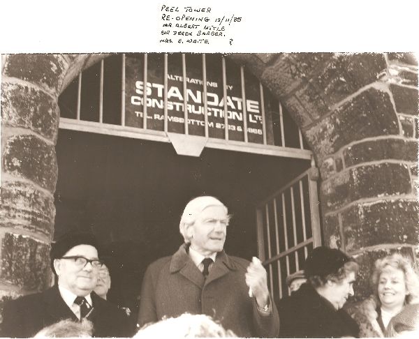 Peel Tower, Holcombe Reopening ceremony 12.11.1985 shown Sir Derek Barber,R.UD.C.Albert Little,......
08- History-01-Monuments-002-Peel Tower
Keywords: 1985