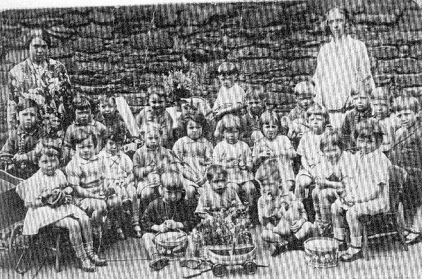 St.Pauls class c.1930 sitting outside with toys. Party?
05-Education-01-Primary Schools-010-St. Paul?s Church of England School
Keywords: 1985