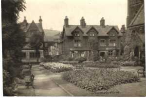 Memorial Gardens outside St Paul's Church, also the Bank and Police Station, Crow Lane.  The Police station was sold in 1971 and then demolished in May 1974. It had previously been the Vicarage (1887-1937). The Chapel of Rest now stands on this site
06-Religion-01-Church Buildings-001-Church of England  - St. Paul, Bridge Street, Ramsbottom
Keywords: 1985