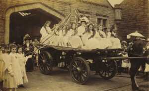 Rose Queen Festival, outside the Drill Hall, Crow Lane  1900 - 1910 
06-Religion-03-Churches Together-002-Rose Queens
Keywords: 1945