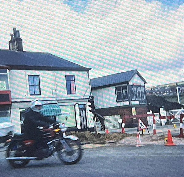 Shops Bottom of Bridge Street and Signal Box
17-Buildings and the Urban Environment-05-Street Scenes-003-Bridge Street
Keywords: 1977