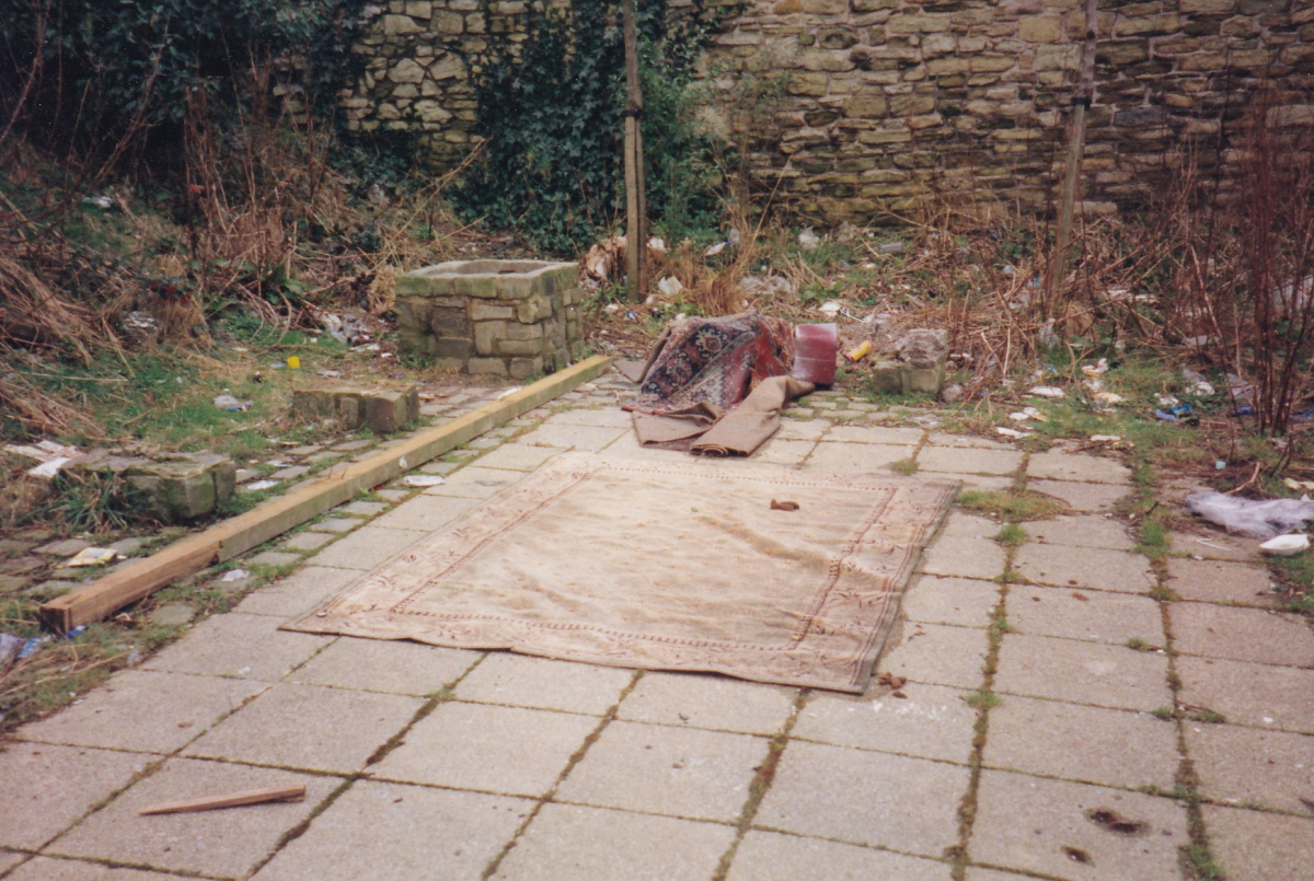 Dumped Rubbish Back yard on Square Street 
17-Buildings and the Urban Environment-05-Street Scenes-026-Square Street area
Keywords: 1980