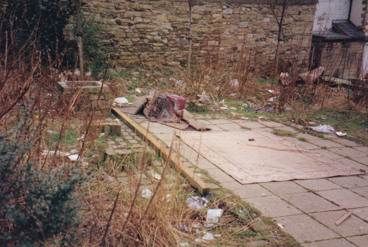 Dumped Rubbish Back yard on Square Street 
17-Buildings and the Urban Environment-05-Street Scenes-026-Square Street area
Keywords: 1980