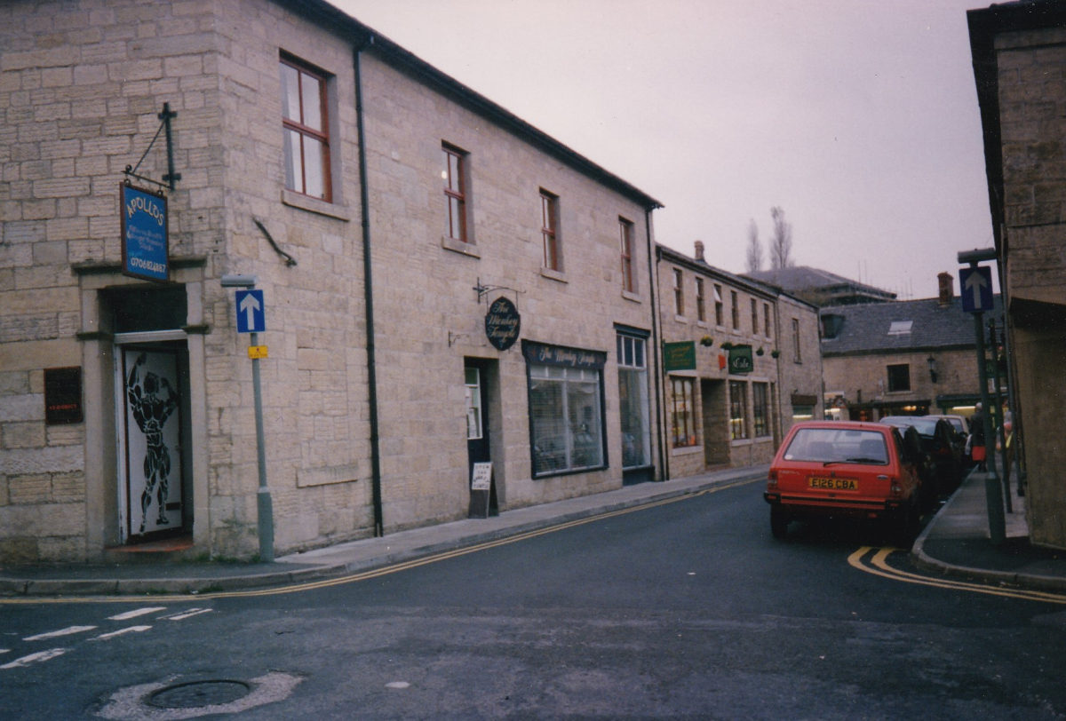Apollos Gym on Square Street Before April 1995 note Telephone number 
17-Buildings and the Urban Environment-05-Street Scenes-026-Square Street area
Keywords: 1980