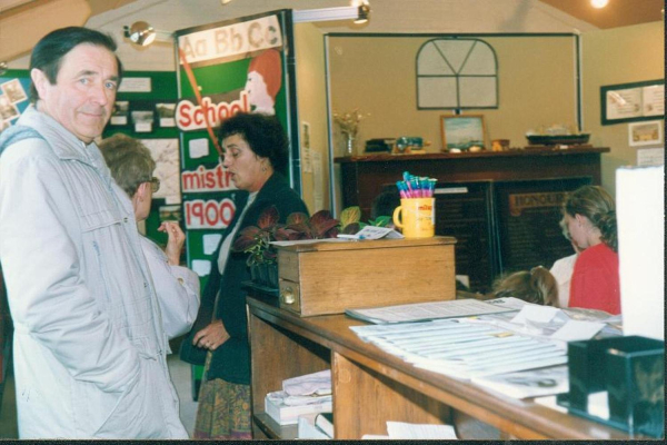 Holcombe School visit to R.H.S.
05-Education-01-Primary Schools-001-Emanuel Holcombe Church of England Primary School
Keywords: 1992