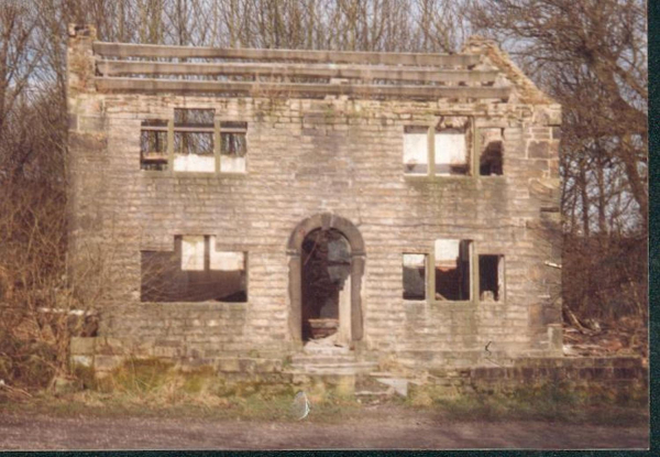Vandalism in Nuttall 
17-Buildings and the Urban Environment-05-Street Scenes-019-Nuttall area
Keywords: 1993