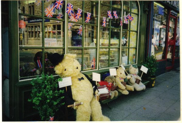 Toys and Teddies - 50th Anniversary of V.E day 
17-Buildings and the Urban Environment-05-Street Scenes-003-Bridge Street
Keywords: 1995