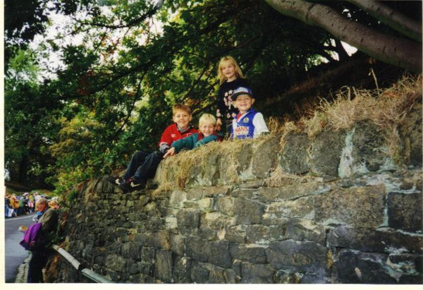 Young fans watching the cycle race
14-Leisure-02-Sport and Games-007-Cycling and Cycle Races
Keywords: 1995