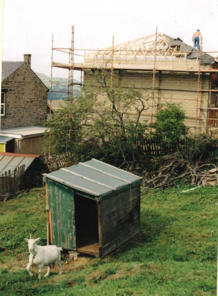 Working on a new roof 
18-Agriculture and the Natural Environment-03-Topography and Landscapes-000-General
Keywords: 1995