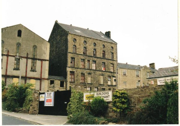 Martins Builders Merchants and old Baptist Church 
17-Buildings and the Urban Environment-05-Street Scenes-026-Square Street area
Keywords: 1995