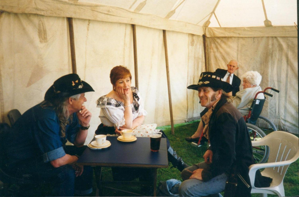 Country and Western - Edenfield Gala
17-Buildings and the Urban Environment-05-Street Scenes-011-Edenfield
Keywords: 1996
