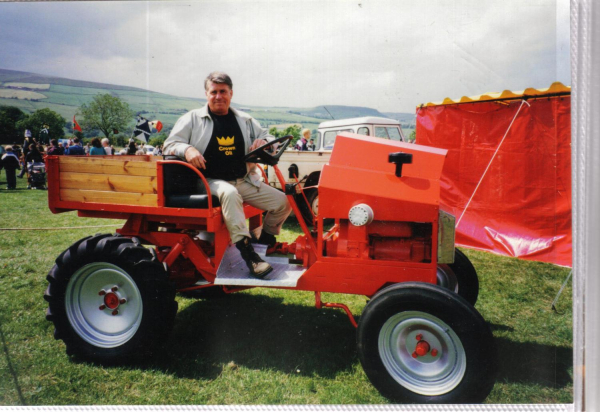 The Mech-in-Aid tractor at Edenfield Fete
17-Buildings and the Urban Environment-05-Street Scenes-011-Edenfield
Keywords: 1997