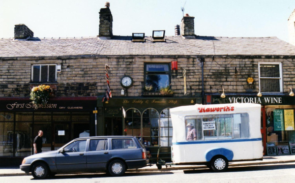 Ice Creams on Bridge Street
17-Buildings and the Urban Environment-05-Street Scenes-003-Bridge Street
Keywords: 1997