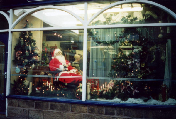 Christmas window in Bridge St
17-Buildings and the Urban Environment-05-Street Scenes-003-Bridge Street
Keywords: 1998