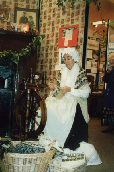 Christmas In Ramsbottom  - Lillian Cullen weaving in the Heritage Centre
01-Ramsbottom Heritage Society-01-RHS Activities-017-Heritage Centre
Keywords: 1998