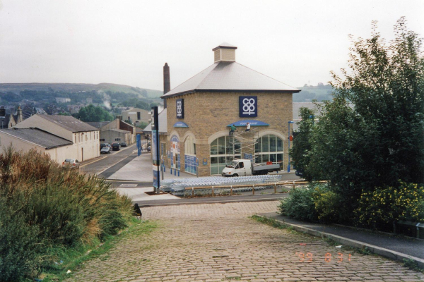 Finishing touches to the Co-op 
03-Shops, Restaurants and Hotels-02-Individual shops-001-Supermarkets
Keywords: 1999