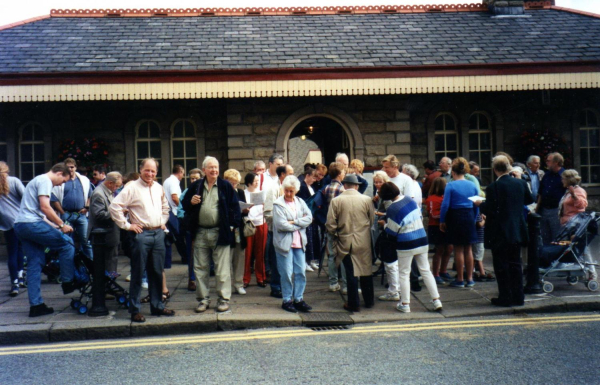 Janet's walkers at Ramsbottom Station
09-People and Family-02-People-000-General

Keywords: 1999