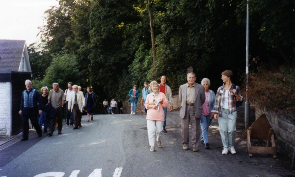 Janet's walk
09-People and Family-02-People-000-General

Keywords: 1999