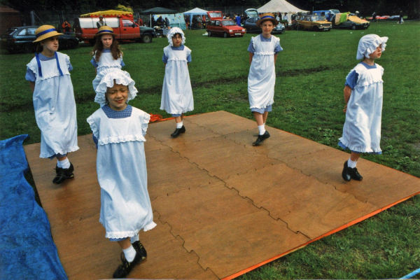 Clog Dancing at the Sports Day in Nuttall Park
14-Leisure-01-Parks and Gardens-001-Nuttall Park General
Keywords: 1999