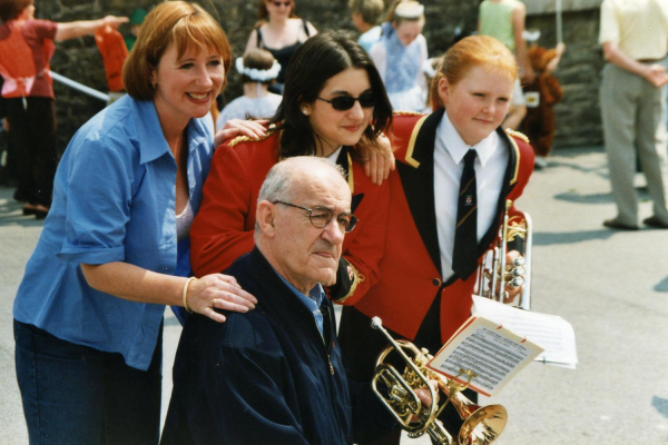 Jim Bowen opens Hawkshaw Gala 
14-Leisure-04-Events-000-General
Keywords: 1999