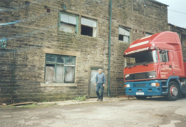 Early Weaver's cottages - homes of some of the Hinchcliffe family - Walmersley Road
17-Buildings and the Urban Environment-05-Street Scenes-035-Manchester Road Walmersley Area
Keywords: 2001