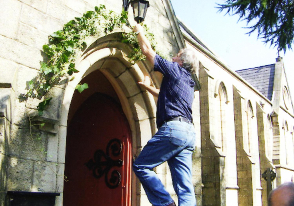 Preperations for a wedding at St Paul's Church, Bridge Street
17-Buildings and the Urban Environment-05-Street Scenes-003-Bridge Street
Keywords: 2006