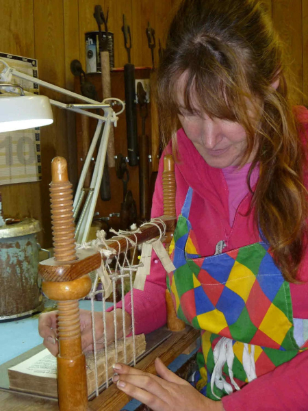 Handsewing a 19th century book 
09-People and Family-02-People-000-General


Keywords: 2010