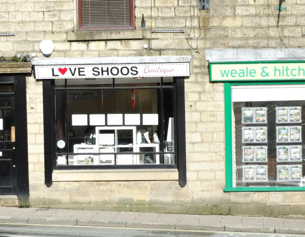 Love Shoes on bridge Street
17-Buildings and the Urban Environment-05-Street Scenes-003-Bridge Street
Keywords: 2016