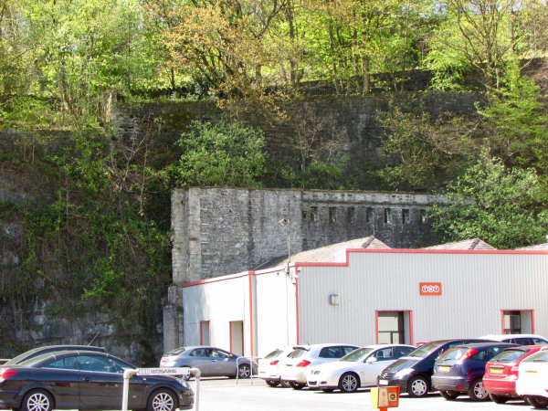 TNT - the Modern building dwarfed by two different levels of old buildings 
02-Industry-05-Miscellaneous Industry-006-TNT  Fed Ex
Keywords: 2017