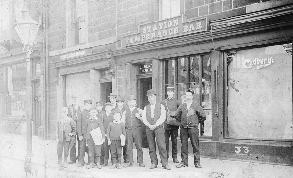 Early 1900s - Station Temperance Bar (now Evangelical Church] Group of men & boys outside
17-Buildings and the Urban Environment-05-Street Scenes-003-Bridge Street
Keywords: 1905