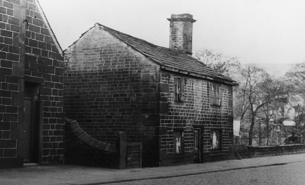 Was the Toll bar house on Bridge St. Peel Bridge. Now garden, became Riverside Picnic Area 1994
17-Buildings and the Urban Environment-05-Street Scenes-003-Bridge Street
Keywords: 1945