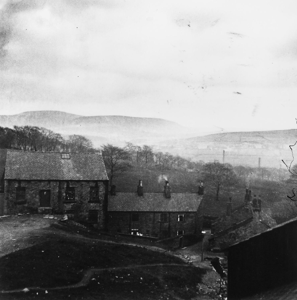 Carr area view from Birtwistle’s Oil Refinery(now Old Mill) down to Springwood Mill, mill yard cottages (still there) Carex Street(gable end) (now leading to Old Mill from from Springwood St.1920s 
17-Buildings and the Urban Environment-05-Street Scenes-006-Carr Street and Tanners area
Keywords: 1945