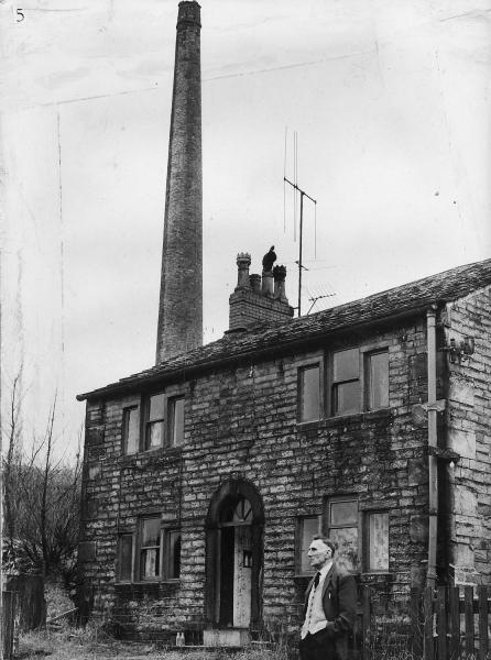 Jim Welding, last manager of Ocean Chemical Co, Nuttall. Outside his home,17 Lower Nuttall Road. now last house in old Nuttall, which was originally the offices of the Co,
17-Buildings and the Urban Environment-05-Street Scenes-019-Nuttall area
Keywords: 1985