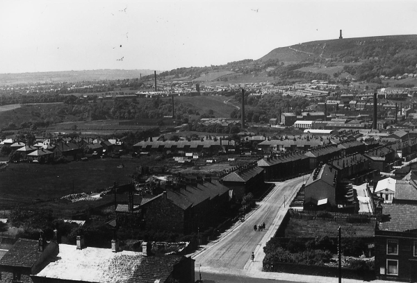 Photo from Shuttleworth, looking down Peel Brow in the 1950s 
17-Buildings and the Urban Environment-05-Street Scenes-021-Peel Brow area
Keywords: 1985
