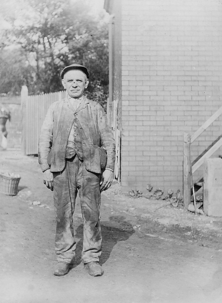 Turnbull & Stockdale outside Rosebank Ofice early 1930's. Employee G.E.Charnley with basket for cans holding pay 
02-Industry-01-Mills-024-Turnbull and Stockdale
Keywords: 1939
