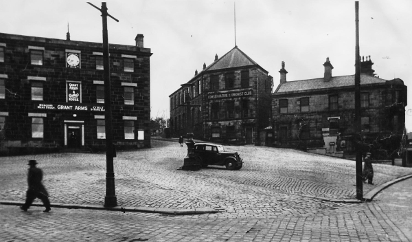 1930s. Market Place, Ramsbottom.  With Grants Arms Hotel ,& Conservative & Unionist club, now the Civic Hall 
14-Leisure-05-Pubs-012-Grant Arms
Keywords: 1945